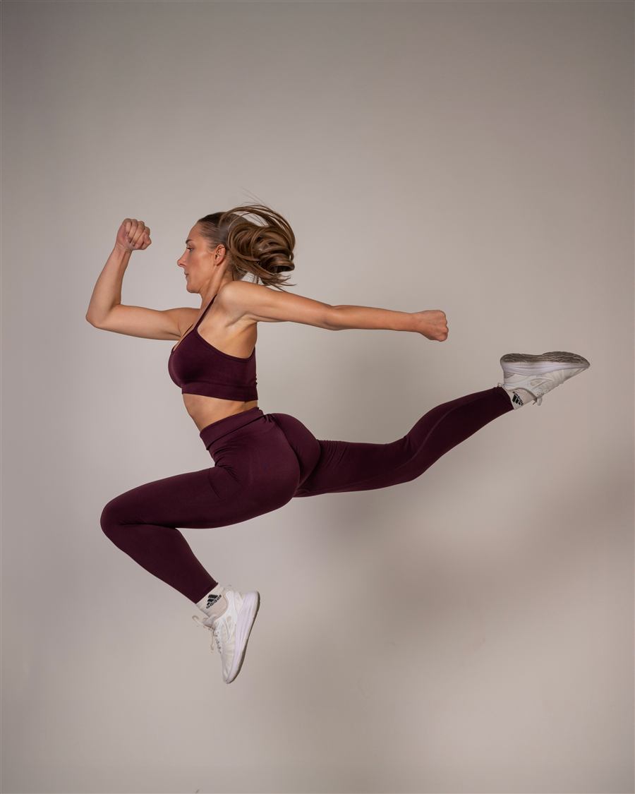 Actriz Laura Czarnik haciendo gimnasia rítmica / yoga / ballet
