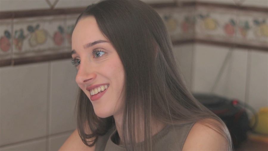 Actriz Laura Czarnik actuando